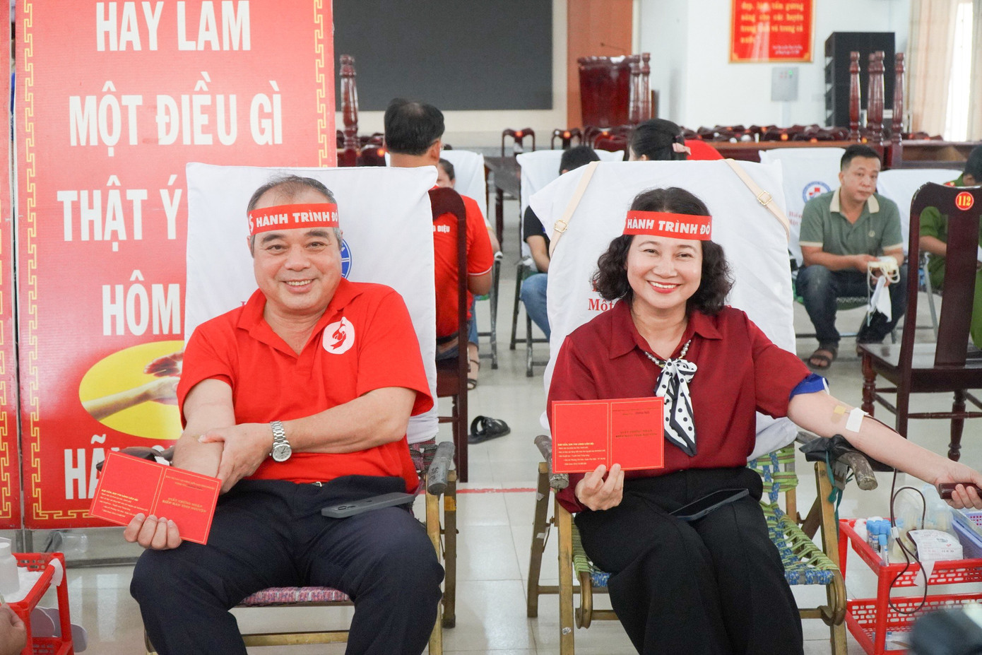 Phó Chủ tịch Thường trực UBND tỉnh Quảng Ngãi Trần Hoàng Tuấn tham gia hiến máu tại chương trình.