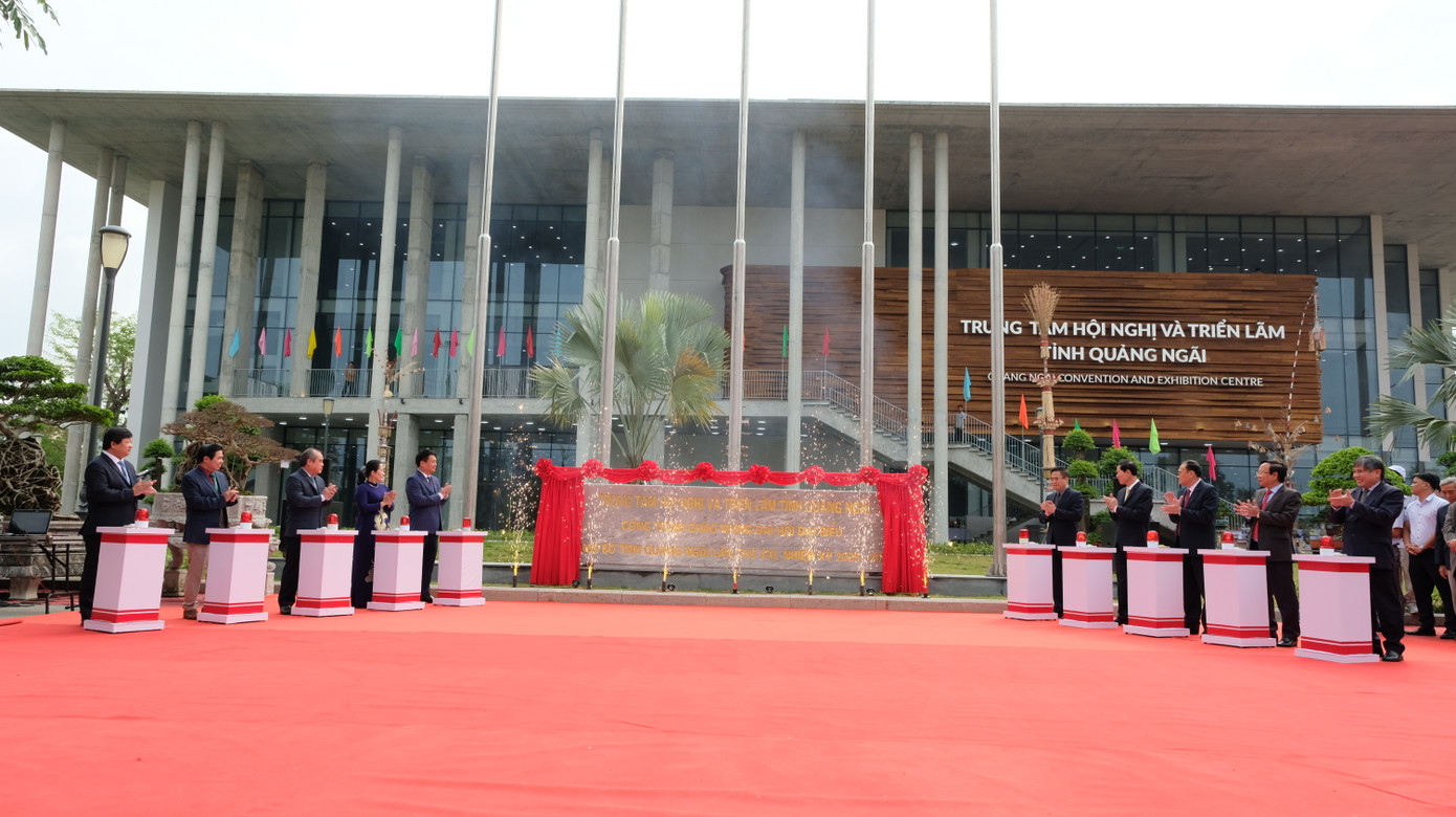 Lãnh đạo tỉnh Quảng Ngãi cắt băng khánh thành Trung tâm Hội nghị - Triển lãm với tổng vốn đầu tư 300 tỷ đồng. Lãnh đạo tỉnh Quảng Ngãi cắt băng khánh thành Trung tâm Hội nghị - Triển lãm với tổng vốn đầu tư 300 tỷ đồng.
