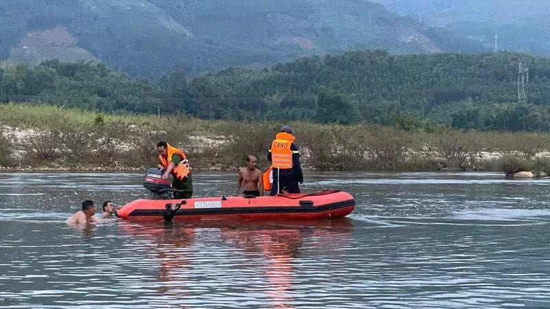 Lực lượng chức năng tích cực tìm kiếm nạn nhân. Lực lượng chức năng tích cực tìm kiếm nạn nhân.