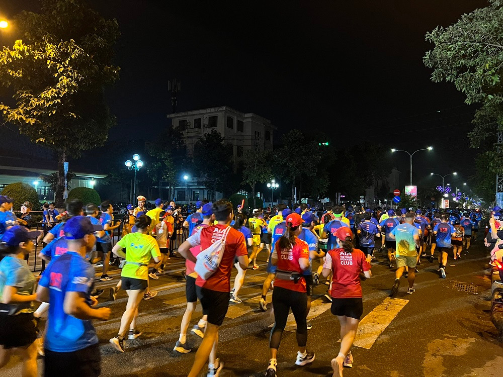 Các VĐV bắt đầu xuất phát.