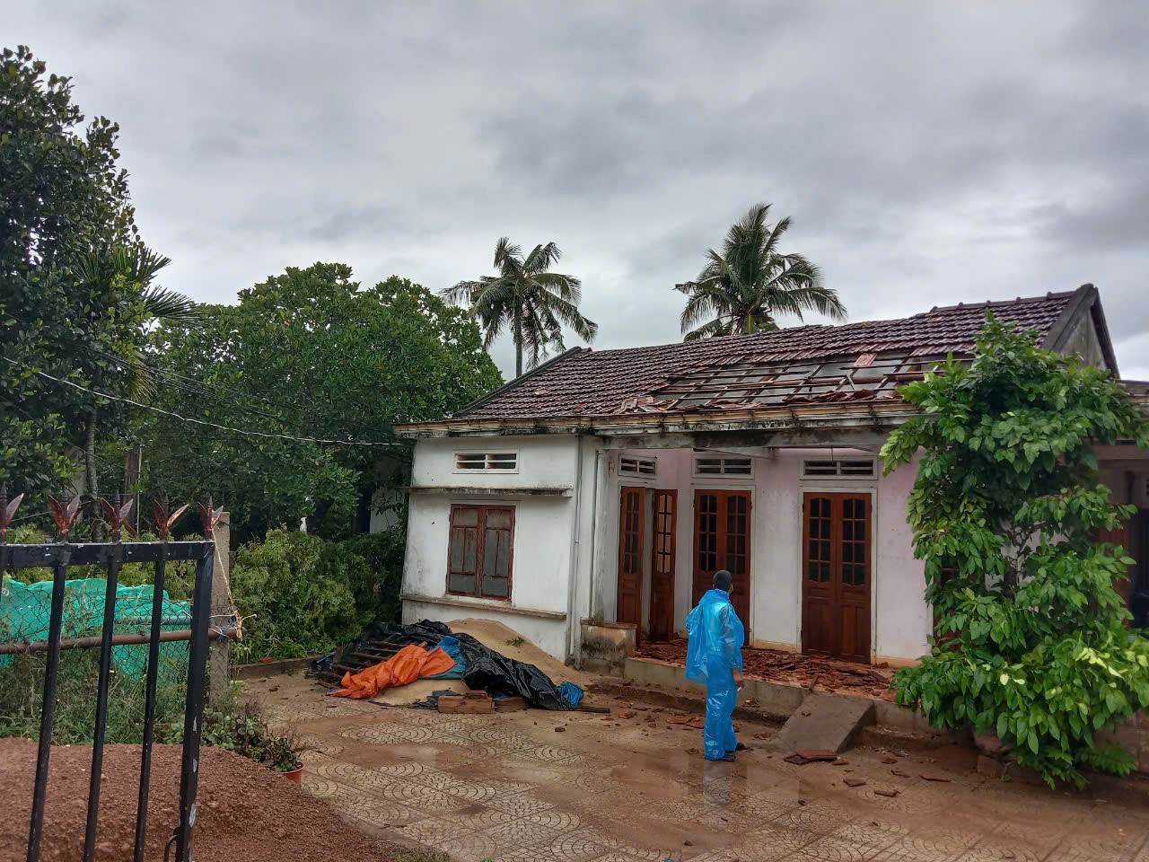 Một ngôi nhà của người dân bị lốc xoáy làm tốc mái ở xã Bình Hải.