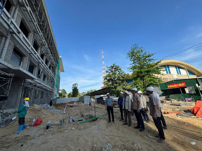 Đơn vị thi công đang đẩy nhanh tiến độ các nhà công vụ nơi làm chỗ ở cho cán bộ Kon Tum về Quảng Ngãi làm việc. Đơn vị thi công đang đẩy nhanh tiến độ các nhà công vụ nơi làm chỗ ở cho cán bộ Kon Tum về Quảng Ngãi làm việc.