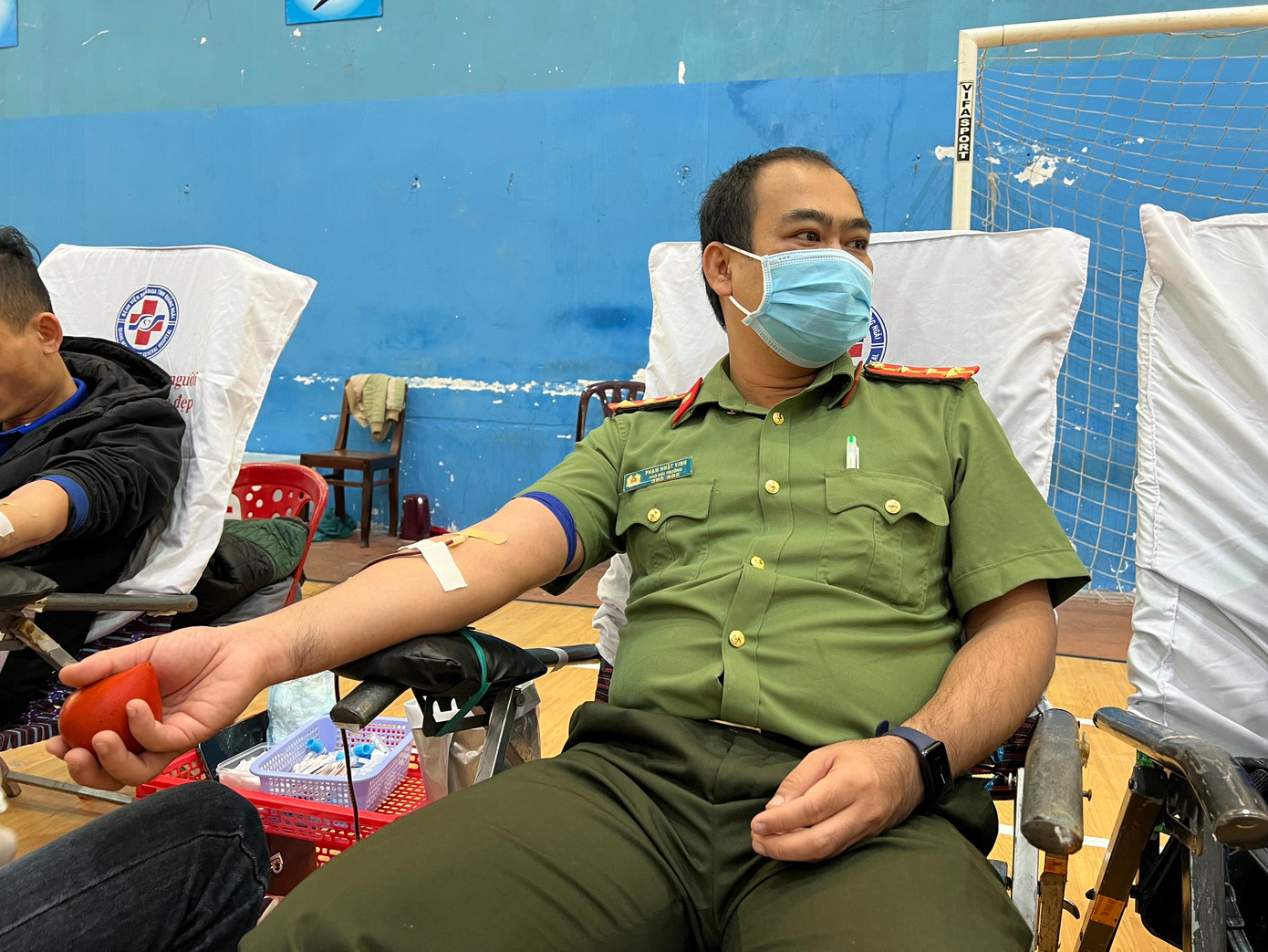 Ngày hội Chủ Nhật Đỏ cũng thu hút đông đảo lực lượng đoàn viên thanh niên Công an tỉnh tham gia hiến máu tình nguyện.