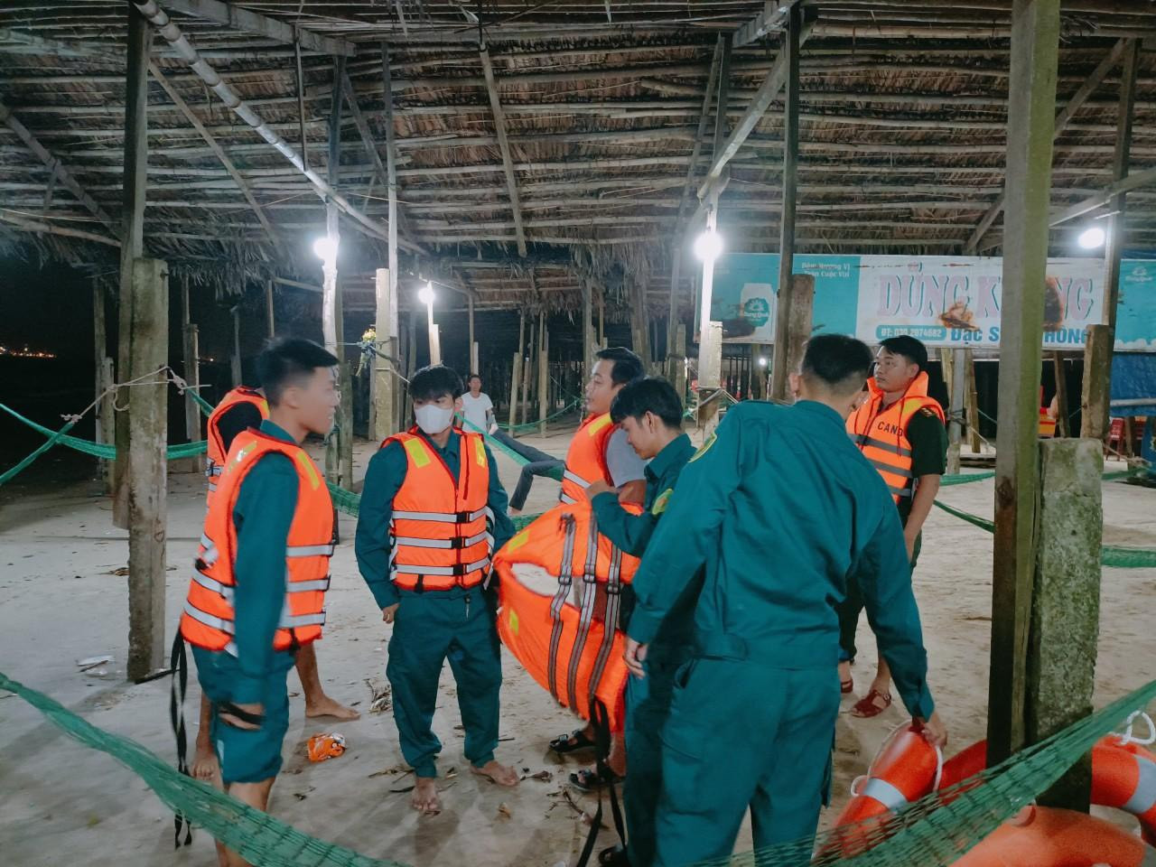 Lực lượng chức năng tổ chức tìm kiếm nạn nhân xuyên đêm. Lực lượng chức năng tổ chức tìm kiếm nạn nhân xuyên đêm.