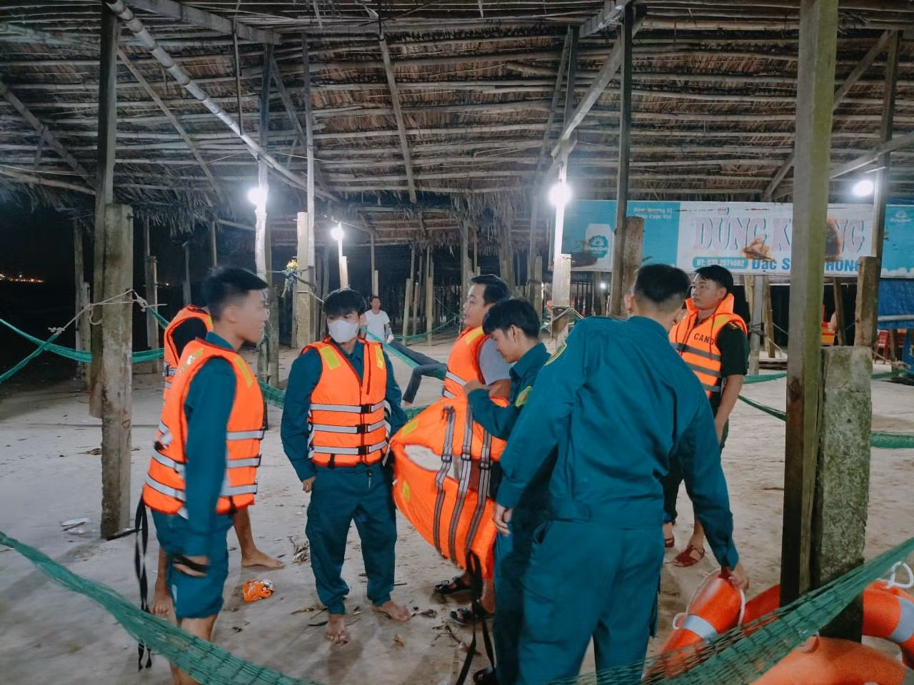 Lực lượng chức năng tổ chức tìm kiếm nạn nhân xuyên đêm.