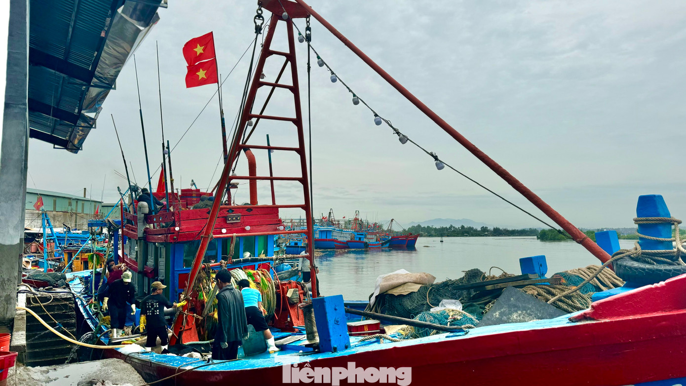 Quảng Ngãi hiện còn 2 tàu cá nằm trong vùng nguy hiểm với 16 ngư dân.