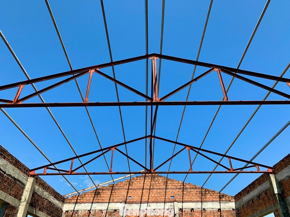 Tuy nhiên sau khi khởi công xây dựng đến tháng 3/2014, dự án dừng lại và “đắp chiếu” vì thiếu vốn. Sau gần 2 năm bị bỏ hoang, đến tháng 2/2016, UBND tỉnh Quảng Ngãi quyết định chủ trương chuyển giao dự án này từ Sở LĐ-TB&amp;XH tỉnh Quảng Ngãi cho Trường Cao đẳng Công Thương TPHCM tiếp nhận để tiếp tục đầu tư, đảm bảo hoàn thành và đưa công trình vào phục vụ năm học 2016 - 2017.