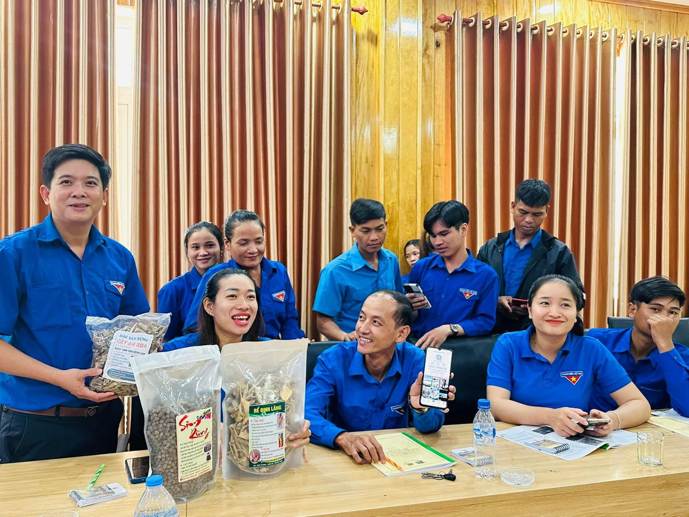 Tỉnh Đoàn Quảng Ngãi tổ chức hội nghị, kỹ năng xây dựng hình ảnh, thương hiệu sản phẩm cá nhân trên mạng xã hội, tạo kênh bán hàng trên các nền tảng số cho thanh niên vùng đồng bào DTTS và miền núi. Tỉnh Đoàn Quảng Ngãi tổ chức hội nghị, kỹ năng xây dựng hình ảnh, thương hiệu sản phẩm cá nhân trên mạng xã hội, tạo kênh bán hàng trên các nền tảng số cho thanh niên vùng đồng bào DTTS và miền núi.