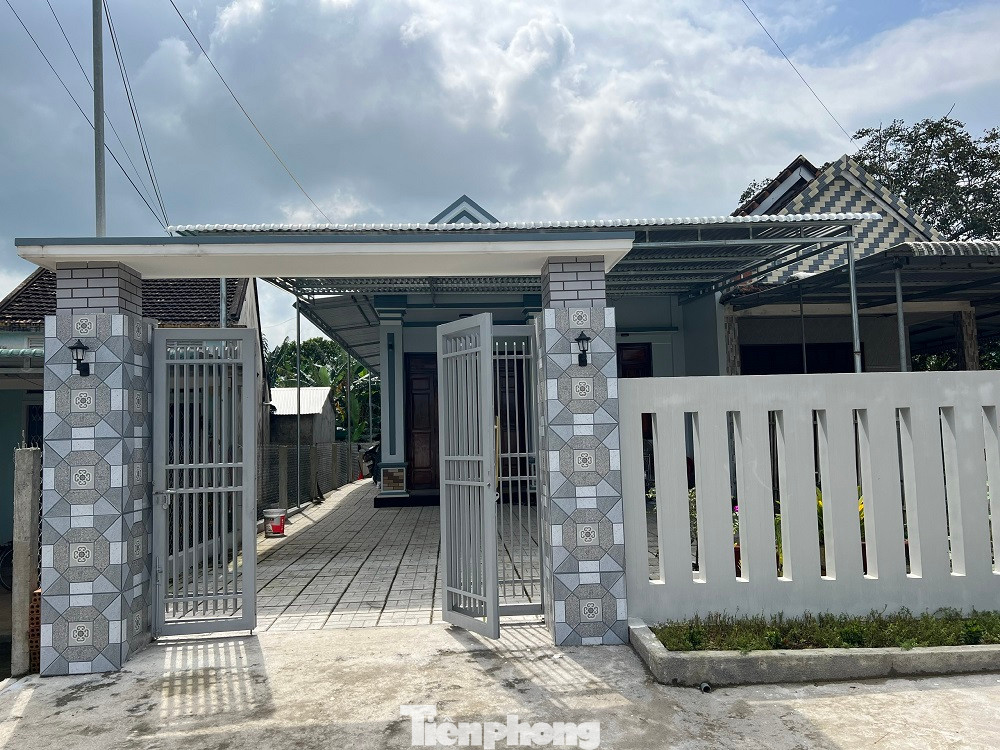 Ngôi nhà của gia đình Đạt vừa được anh đứng ra vay mượn hơn 600 triệu đồng để xây dựng. Ngôi nhà của gia đình Đạt vừa được anh đứng ra vay mượn hơn 600 triệu đồng để xây dựng.