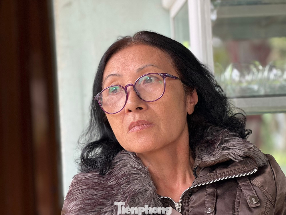 Bà Lương Thị Bạch Hoa (hàng xóm gần nhà Đạt) rất đau lòng khi nghe tin Đạt bị đánh gãy 2 tay lúc đi giao hàng. Bởi Đạt ở nhà rất là hiền lành, lo làm ăn, kiếm tiền phụ giúp cha mẹ lo cho gia đình. Bà Lương Thị Bạch Hoa (hàng xóm gần nhà Đạt) rất đau lòng khi nghe tin Đạt bị đánh gãy 2 tay lúc đi giao hàng. Bởi Đạt ở nhà rất là hiền lành, lo làm ăn, kiếm tiền phụ giúp cha mẹ lo cho gia đình.