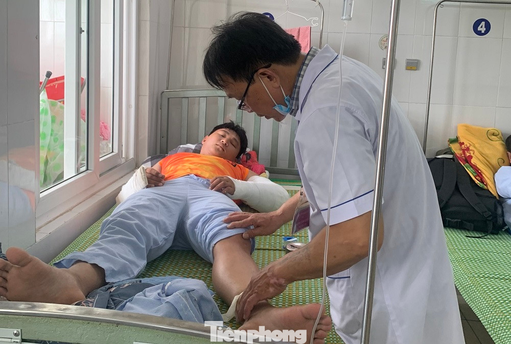 Đến khoảng 11 giờ 30 ngày 19/2, Đạt đã được Bệnh viện Quân y C17 (TP Đà Nẵng) đưa vào phòng mổ để phẫu thuật, sắp lại xương hai cánh tay bị gãy. Đến khoảng 11 giờ 30 ngày 19/2, Đạt đã được Bệnh viện Quân y C17 (TP Đà Nẵng) đưa vào phòng mổ để phẫu thuật, sắp lại xương hai cánh tay bị gãy.