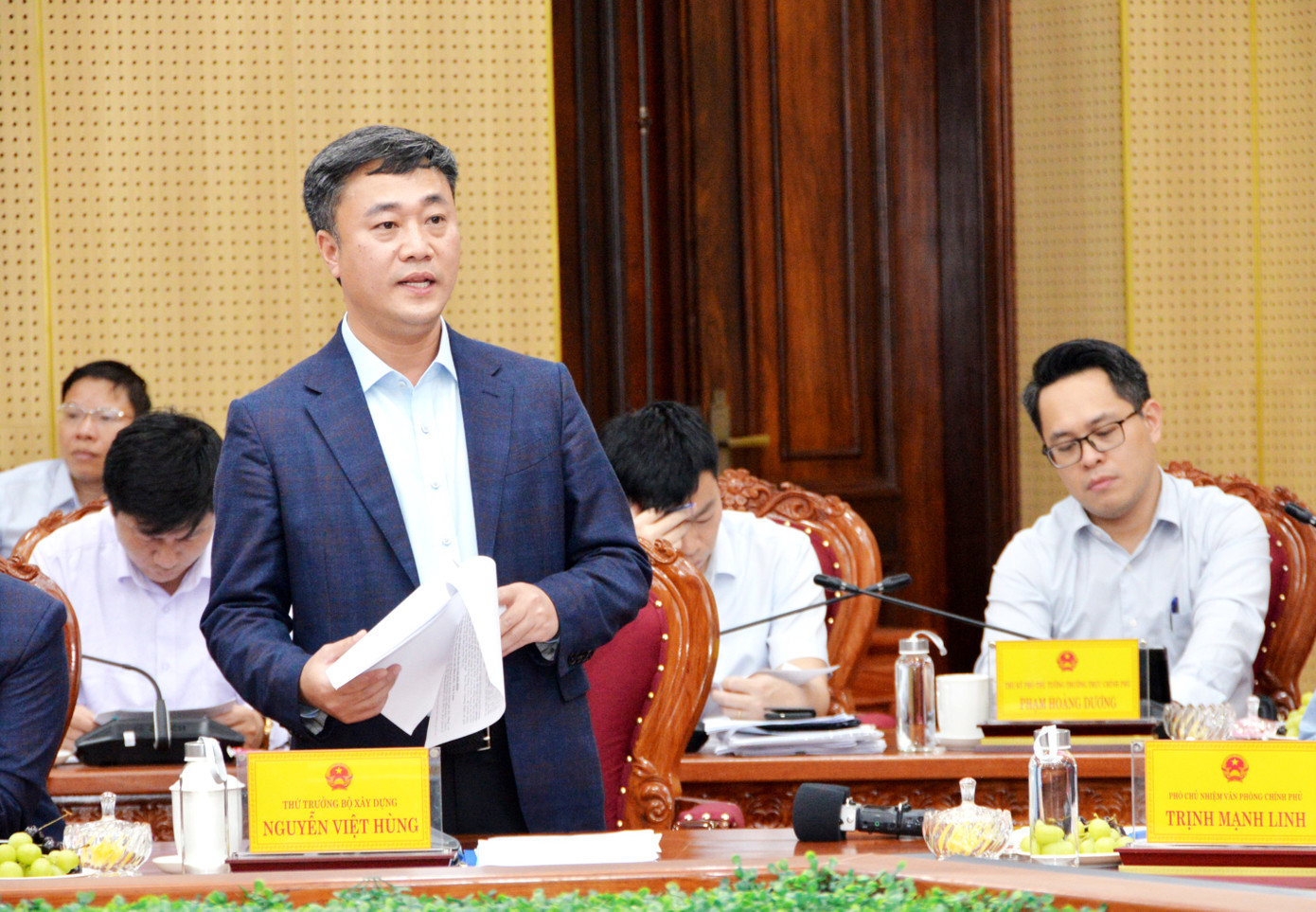 Thứ trưởng Bộ Xây dựng Nguyễn Việt Hùng báo cáo tại cuộc họp. Thứ trưởng Bộ Xây dựng Nguyễn Việt Hùng báo cáo tại cuộc họp.