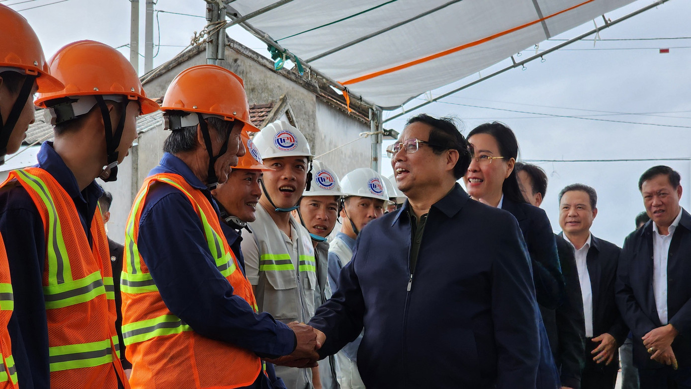 Thủ tướng thăm hỏi, động viên công nhân thi công dự án.