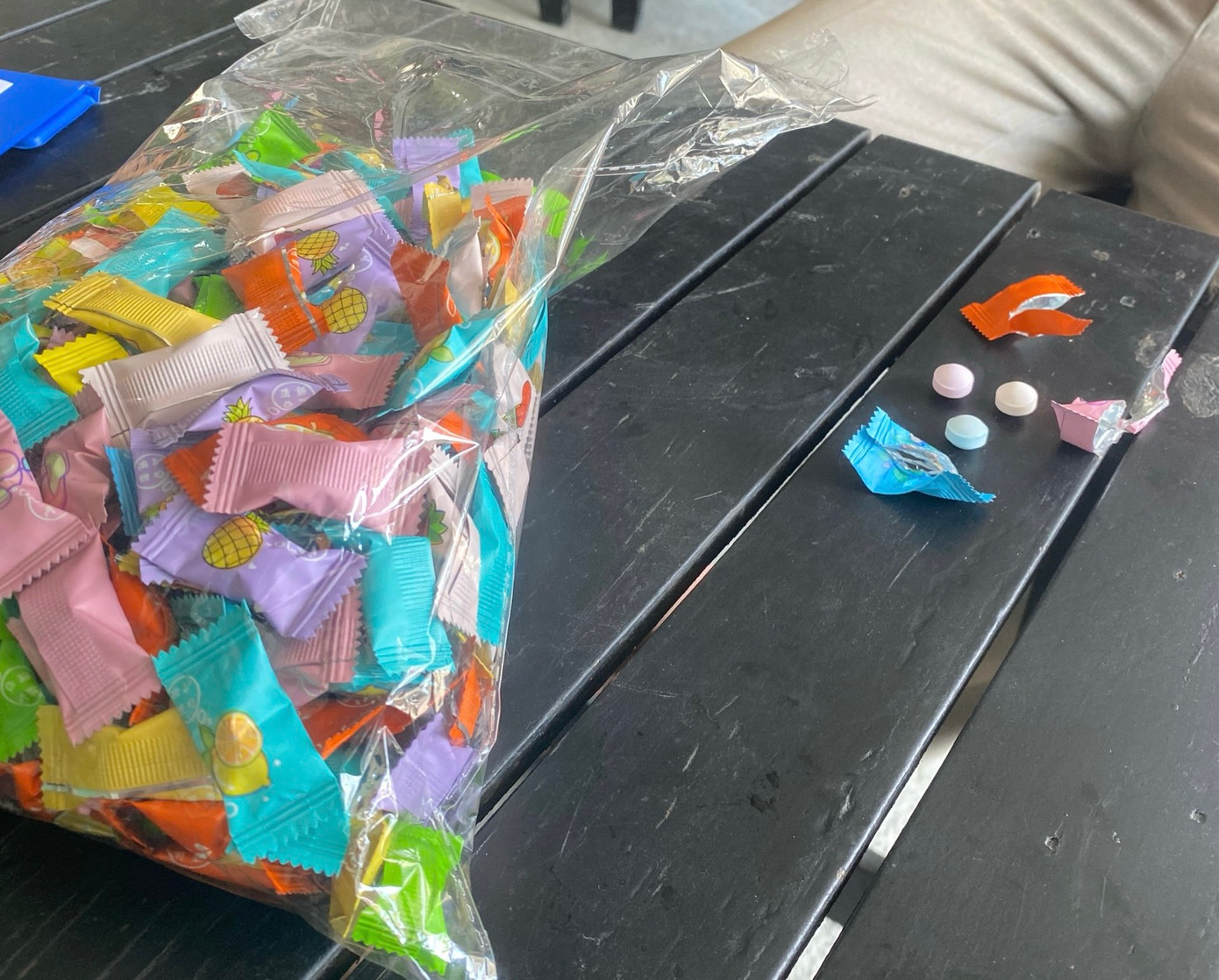 Kẹo dạng viên, có vỏ bọc, không có nhãn hiệu và nguồn gốc, xuất xứ. Kẹo dạng viên, có vỏ bọc, không có nhãn hiệu và nguồn gốc, xuất xứ.