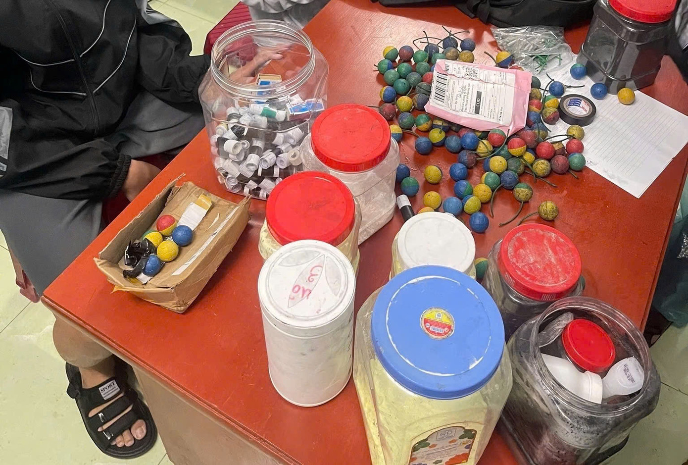 Toàn bộ số pháo và nguyên liệu chế tạo pháo được cha mẹ hai cháu mang đến Công an xã An Phú giao nộp. Ảnh: CACC