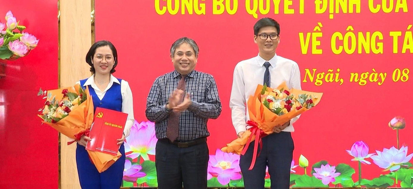 Ban Tổ chức Tỉnh ủy Quảng Ngãi trao quyết định luân chuyển và tặng hoa chúc mừng 2 cán bộ trẻ của Tỉnh Đoàn về xã công tác.
