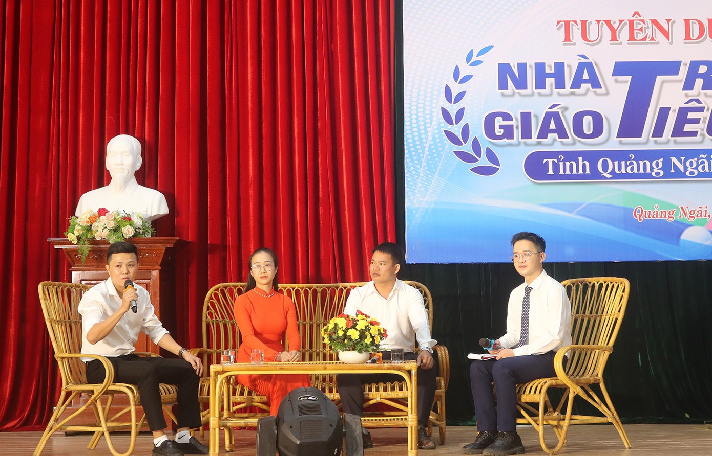 Đại diện các nhà giáo trẻ tiêu biểu giao lưu tại lễ tuyên dương. Đại diện các nhà giáo trẻ tiêu biểu giao lưu tại lễ tuyên dương.