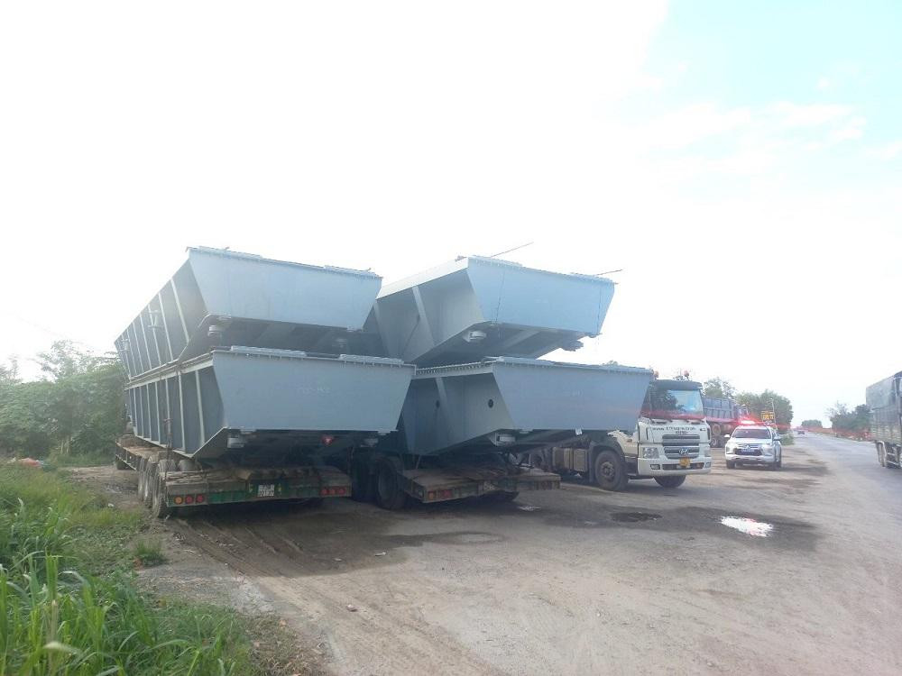 Trước đó, cả 3 xe đầu kéo trên cũng đã bị Trạm CSGT các tỉnh xử phạt về hành vi chở quá khổ, quá tải.