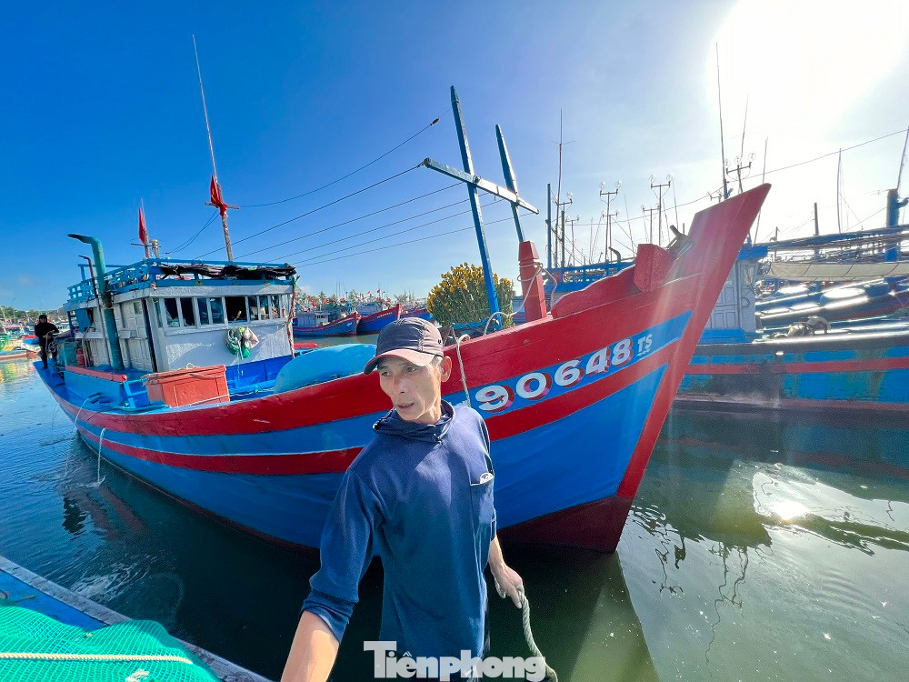 Liên tục trong những ngày qua, hàng loạt tàu cá của ngư dân Quảng Ngãi đánh bắt xuyên Tết hối hả, nối đuôi nhau từ ngư trường Hoàng Sa, Trường Sa trở về cập cảng, mang theo hàng chục tấn hải sản có giá trị, bán cho thương lái thu về hàng trăm triệu đồng.