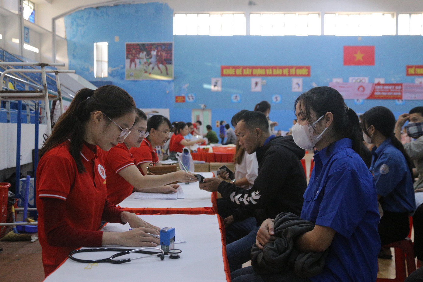 Ngay từ sáng sớm, rất nhiều bạn nữ đoàn viên thanh niên đã đến để đăng ký tham gia hiến máu tại ngày hội Chủ Nhật Đỏ.