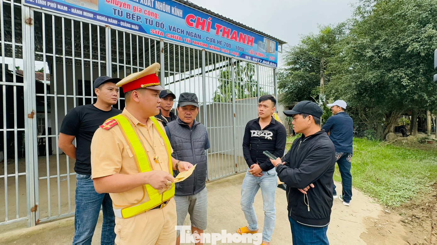 Lực lượng CSGT nhắc nhở các tài xế không được chạy nối đuôi nhau trên đường, nhất là thời điểm học sinh tan trường.