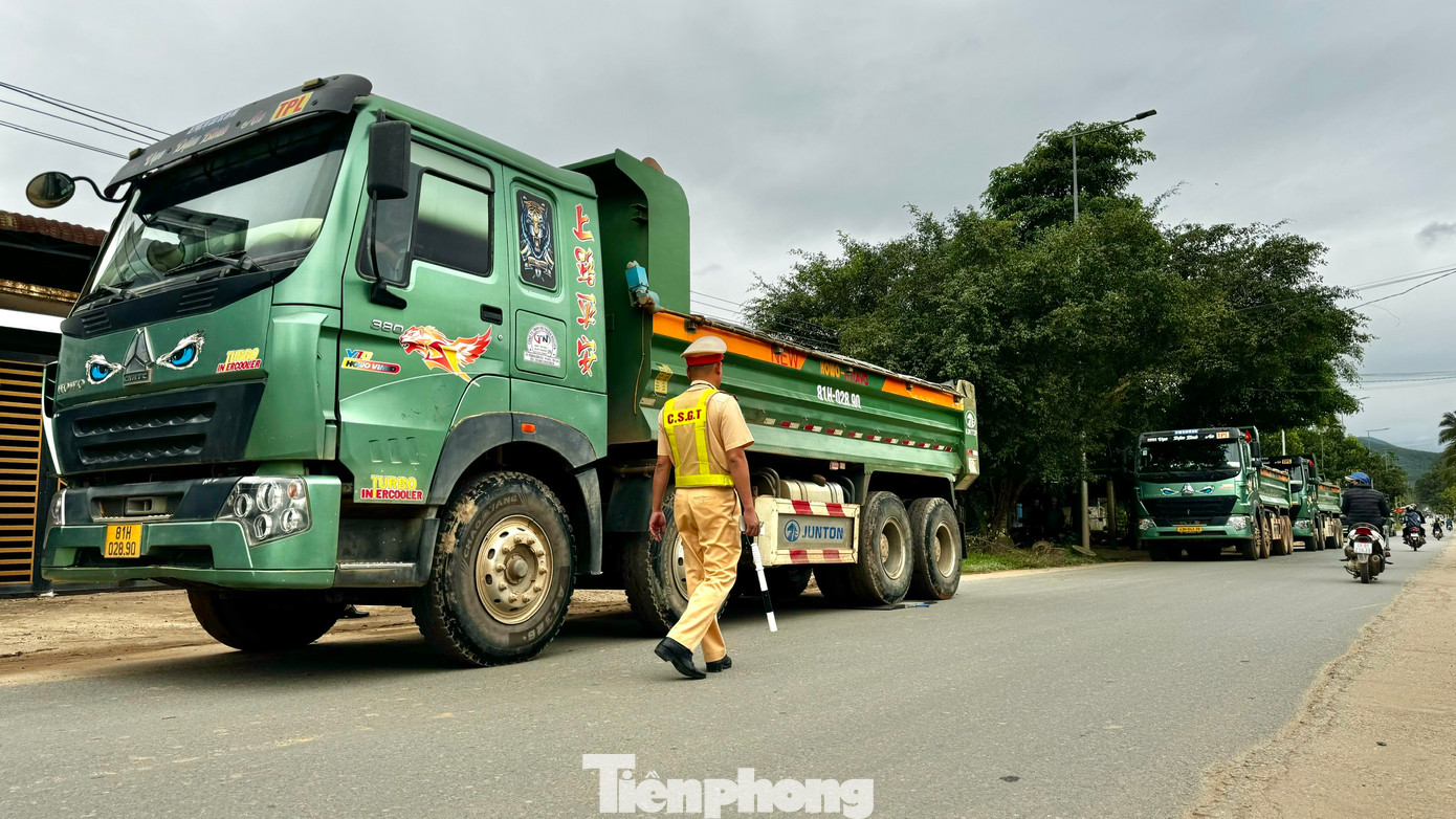 Chốt kiểm soát của CSGT Công an tỉnh Quảng Ngãi tại tỉnh lộ 624 (đoạn qua xã Hành Minh).