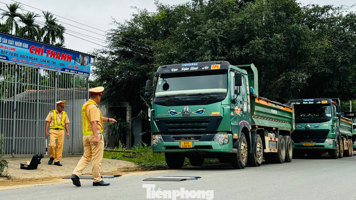 Chốt kiểm soát của CSGT Công an tỉnh Quảng Ngãi tại tỉnh lộ 624 (đoạn qua xã Hành Minh).