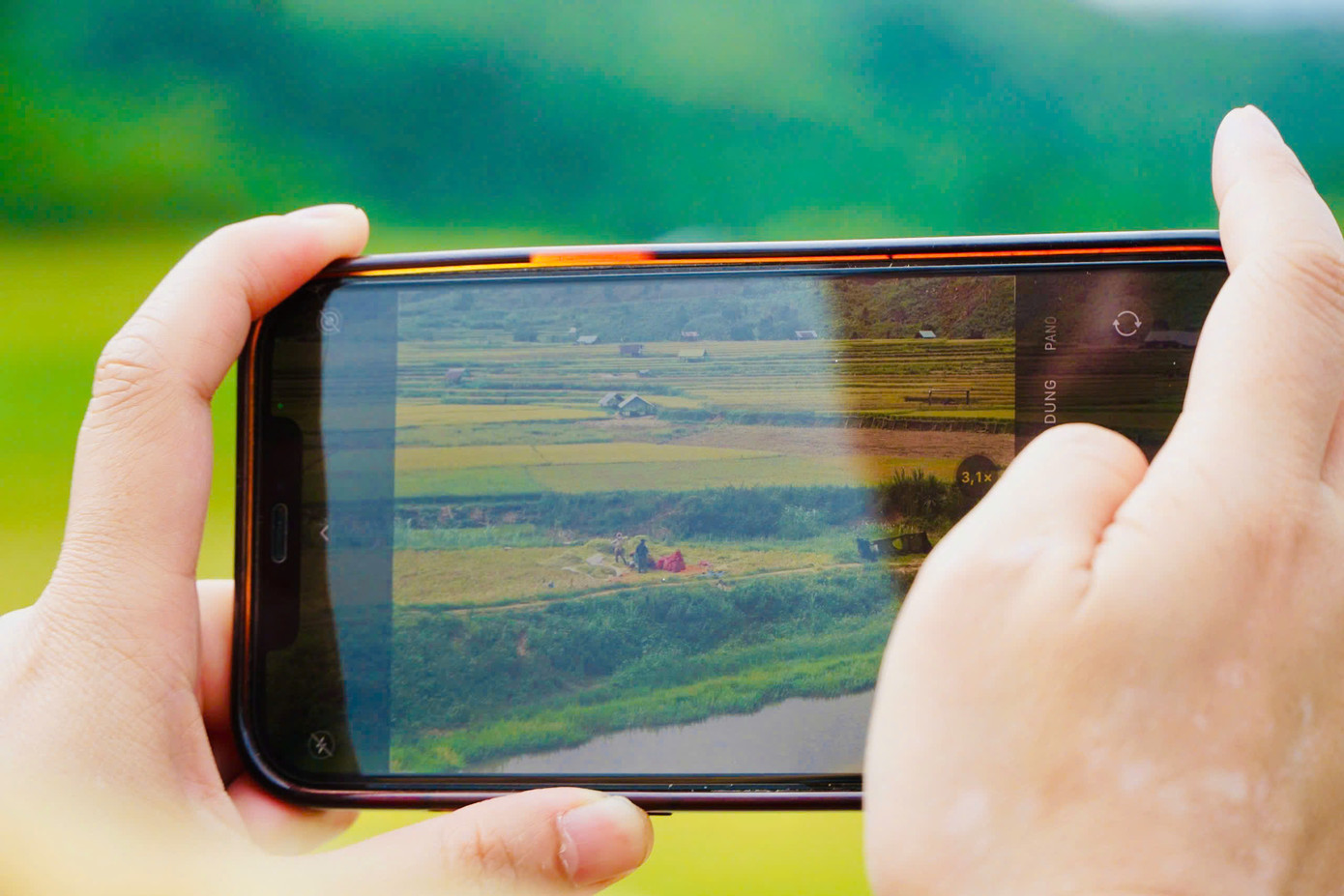 Khung cảnh đẹp không chỉ khiến dân bản hân hoan vào vụ mùa, mà còn thu hút du khách khắp nơi tìm đến thưởng ngoạn, săn ảnh.