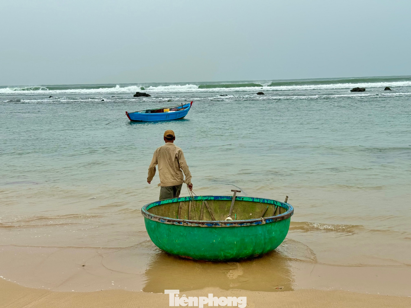 Ngư dân kéo thúng chuẩn bị ra biển. Ảnh: Nguyễn Ngọc