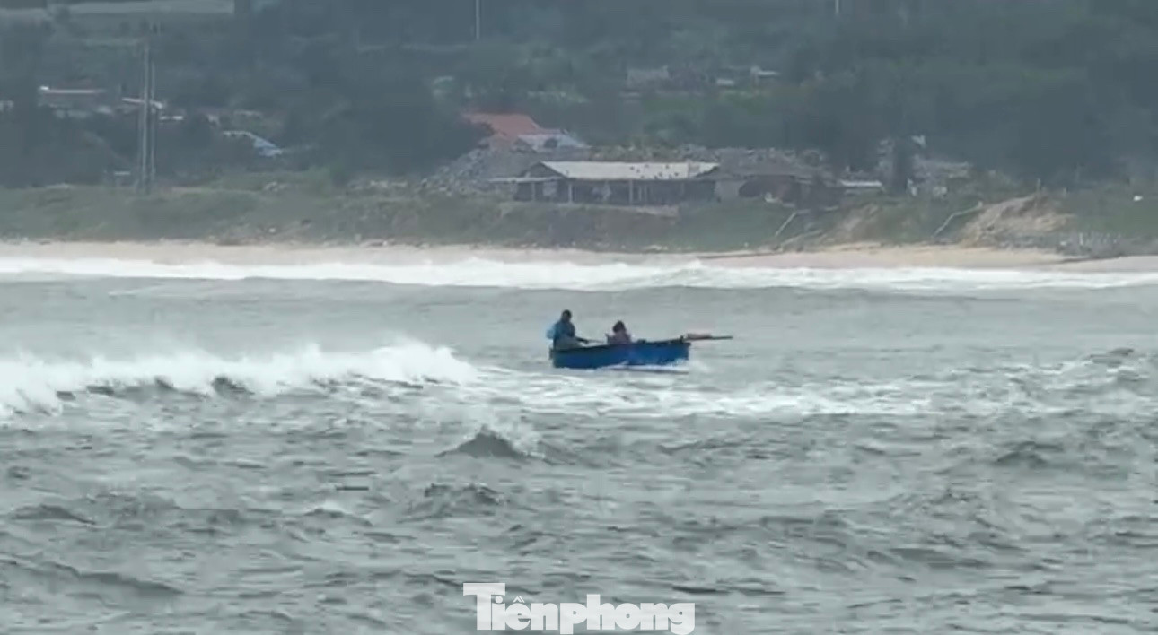 Vùng biển Quảng Ngãi bắt đầu có sóng lớn, ngư dân vẫn đánh cược tính mạng, dong thúng ra đánh bắt bất chấp lệnh cấm biển. Ảnh: Nguyễn Ngọc