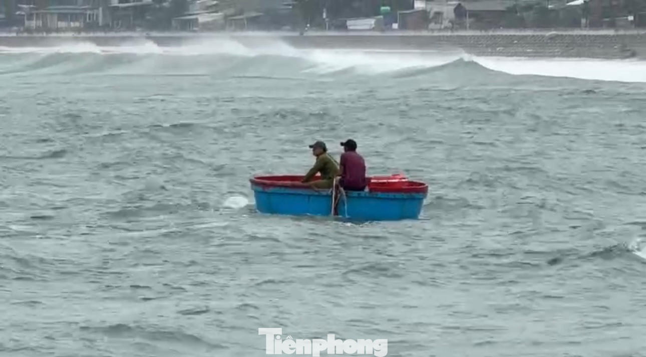Vùng biển Quảng Ngãi bắt đầu có sóng lớn, ngư dân vẫn đánh cược tính mạng, dong thúng ra đánh bắt bất chấp lệnh cấm biển. Ảnh: Nguyễn Ngọc