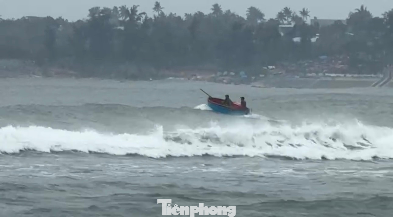 Vùng biển Quảng Ngãi bắt đầu có sóng lớn, ngư dân vẫn đánh cược tính mạng, dong thúng ra đánh bắt bất chấp lệnh cấm biển. Ảnh: Nguyễn Ngọc