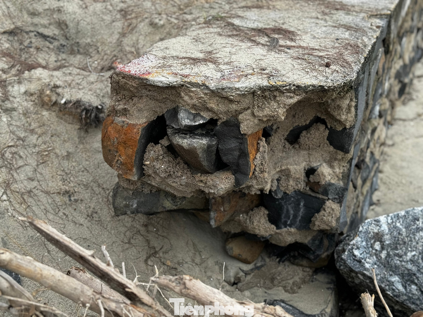 Để giảm thiệt hại, nhiều chủ quán đã chi tiền đổ đá ngăn sạt lở, nhưng đây cũng chỉ là giải pháp tạm thời trước những trận sóng lớn. Ảnh: Nguyễn Ngọc.