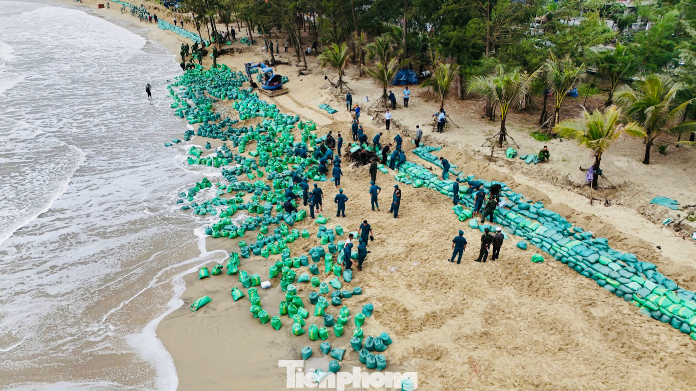Trước tình trạng sạt lở ngày càng “ăn sâu” vào đất liền bờ, sáng 26/2, UBND TP. Quảng Ngãi đã huy động khẩn cấp hơn 350 cán bộ, chiến sĩ bộ đội, dân quân, đoàn viên thanh niên cùng người dân và phương tiện tiến hành dồn 21.000 bao cát, tạo đê chắn sóng, ngăn chặn triều cường. Ảnh: Nguyễn Ngọc.