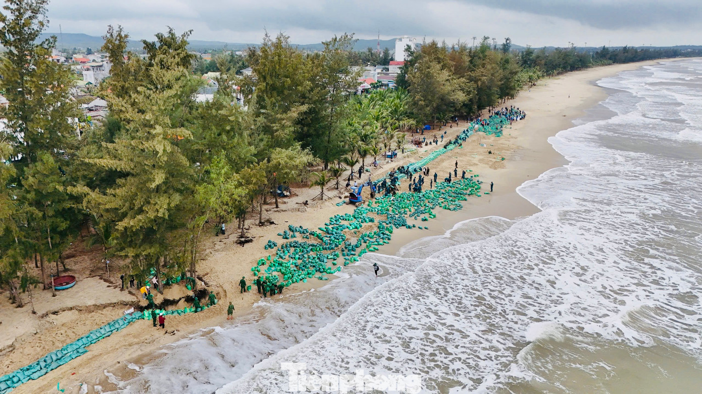 Trước tình trạng sạt lở ngày càng “ăn sâu” vào đất liền bờ, sáng 26/2, UBND TP. Quảng Ngãi đã huy động khẩn cấp hơn 350 cán bộ, chiến sĩ bộ đội, dân quân, đoàn viên thanh niên cùng người dân và phương tiện tiến hành dồn 21.000 bao cát, tạo đê chắn sóng, ngăn chặn triều cường. Ảnh: Nguyễn Ngọc.