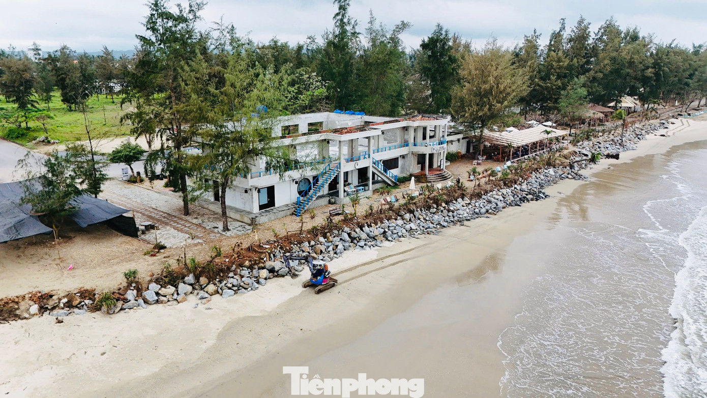 Nhiều hàng quán kinh doanh ế ẩm. Bãi biển từng thu hút khách du lịch đông đúc nay trở nên vắng lặng. Ảnh: Nguyễn Ngọc.