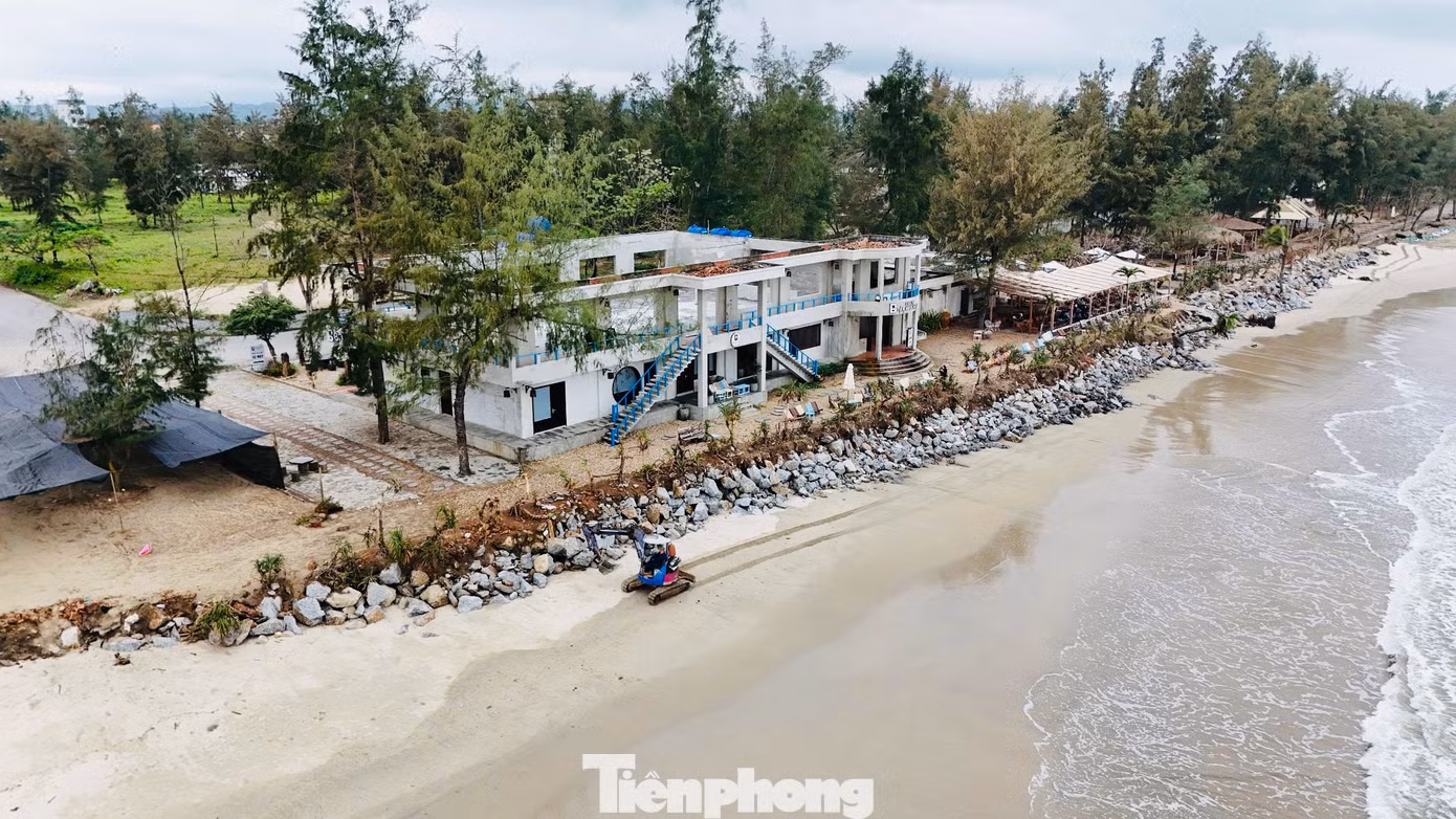 Nhiều hàng quán kinh doanh ế ẩm. Bãi biển từng thu hút khách du lịch đông đúc nay trở nên vắng lặng. Ảnh: Nguyễn Ngọc.