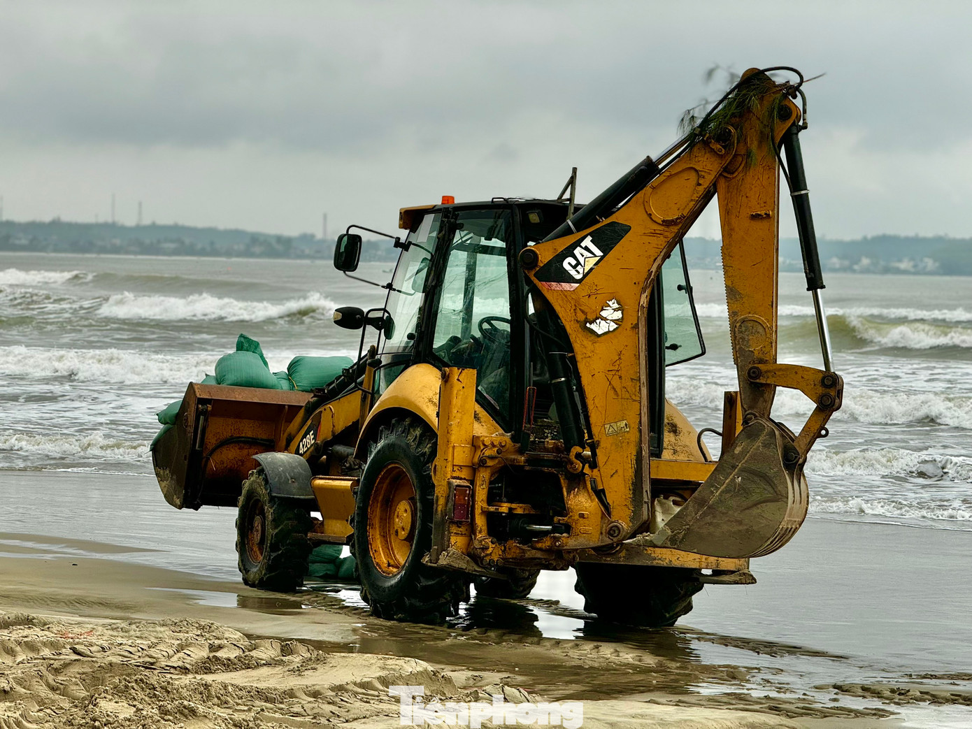 Các phương tiện vận chuyển bao cát đến vị trí kè. Ảnh: Nguyễn Ngọc.