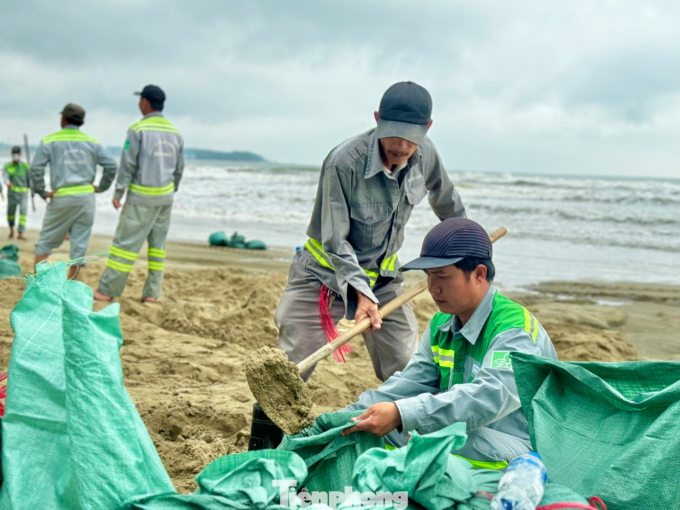 Các lực lượng khẩn trương gia cố bờ biển. Ảnh: Nguyễn Ngọc.