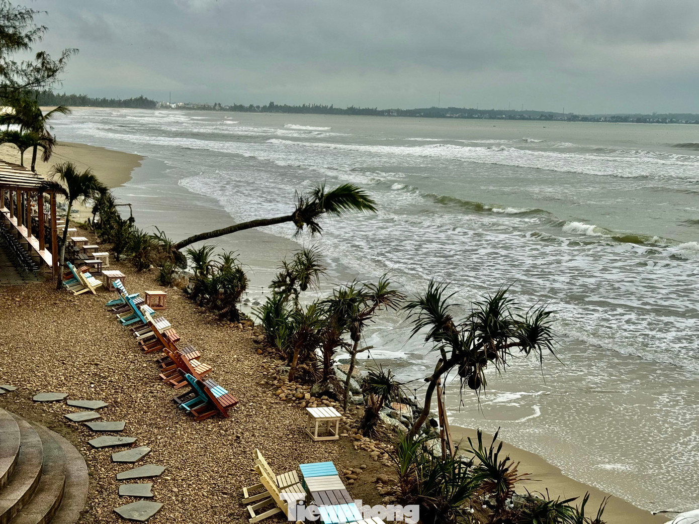 Các công trình ven biển, rừng dương, dừa… dọc bờ biển Mỹ Khê dùng để chắn sóng, gió cũng đã bị cuốn trôi. Nhiều công trình du lịch trước đây nằm cách nước cả trăm mét, nay nước biển đã áp sát vách. Ảnh: Nguyễn Ngọc.