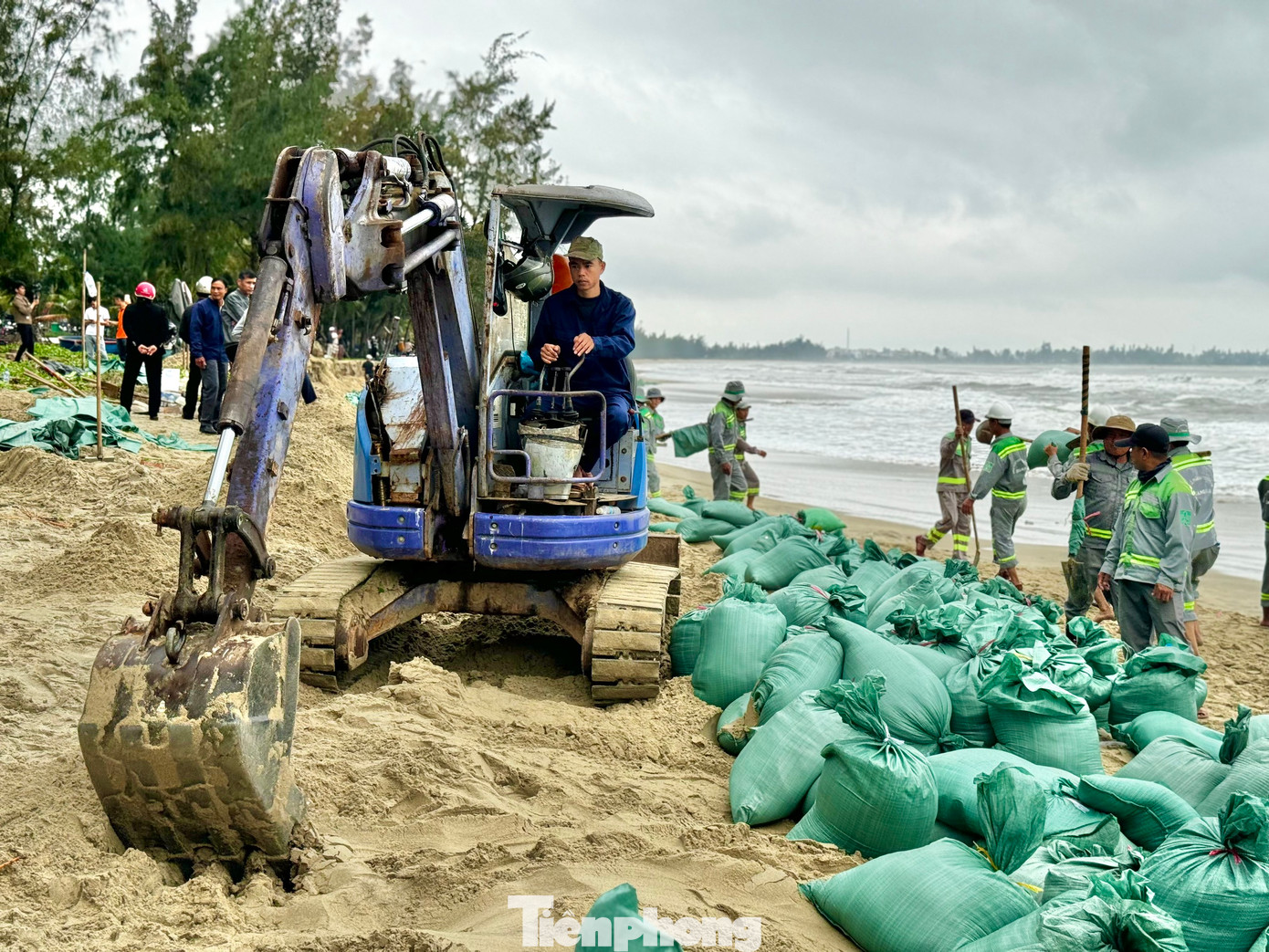 Tại những đoạn sạt lở nặng, nguy cơ đe doạ đến các công trình dân sinh đã được các cán bộ, chiến sĩ sử dụng bao cát gia cố vững chắc. Ảnh: Nguyễn Ngọc.