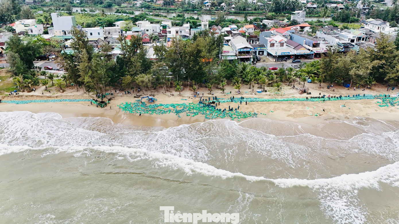 Những kè chắn sóng bằng bao cát kéo dài đến 500m đảm bảo chống xâm thực triều cường. Ảnh: Nguyễn Ngọc.