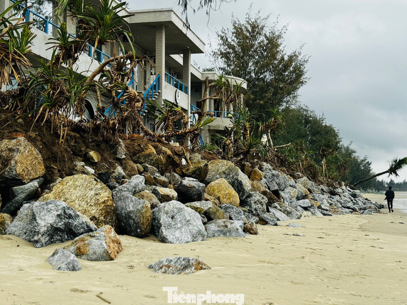 Để giảm thiệt hại, nhiều chủ quán đã chi tiền đổ đá ngăn sạt lở, nhưng đây cũng chỉ là giải pháp tạm thời trước những trận sóng lớn. Ảnh: Nguyễn Ngọc.