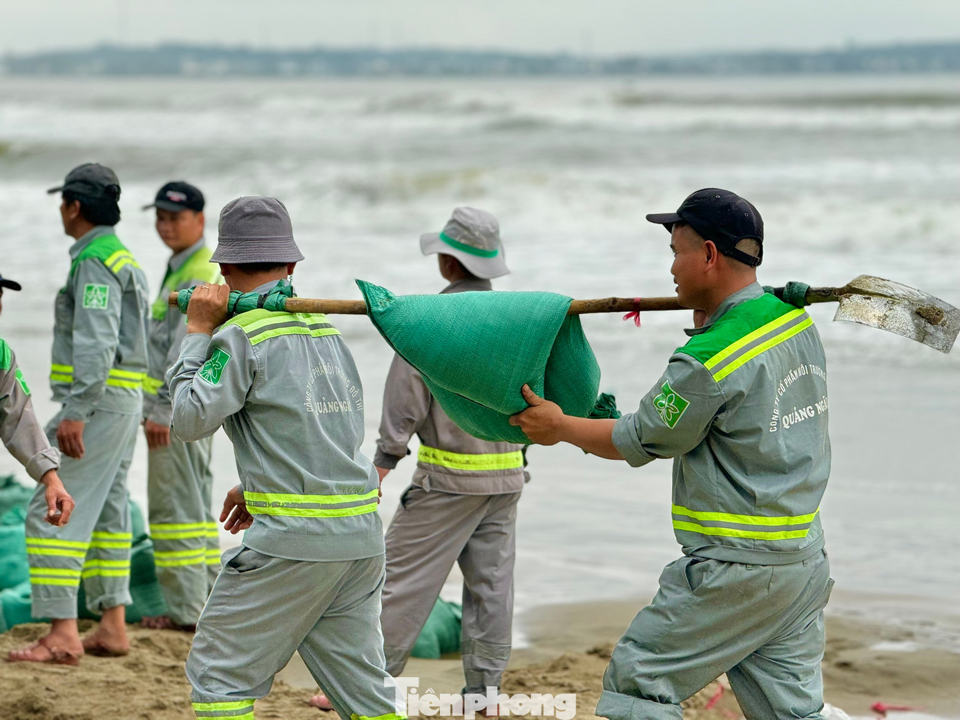 Dự kiến đến chiều 26/2, công tác kè chống sạt lở bằng bao cát sẽ hoàn thành. Ảnh: Nguyễn Ngọc.