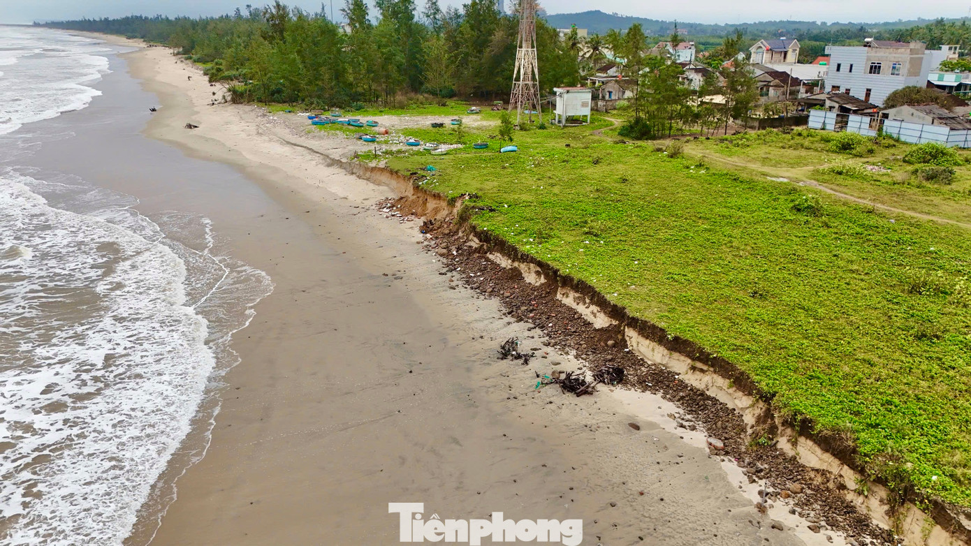 “Để ứng phó tạm thời với triều cường, sáng nay UBND TP. Quảng Ngãi đã huy động hơn 350 người là cán bộ, chiến sĩ, đoàn viên thanh niên... cùng người dân tiến hành dồn bao cát, tạo đê chắn sóng dọc bờ biển. Về lâu dài sẽ bàn với các đơn vị tính toán phương án chống sạt lở”, ông Danh nói. Ảnh: Nguyễn Ngọc.