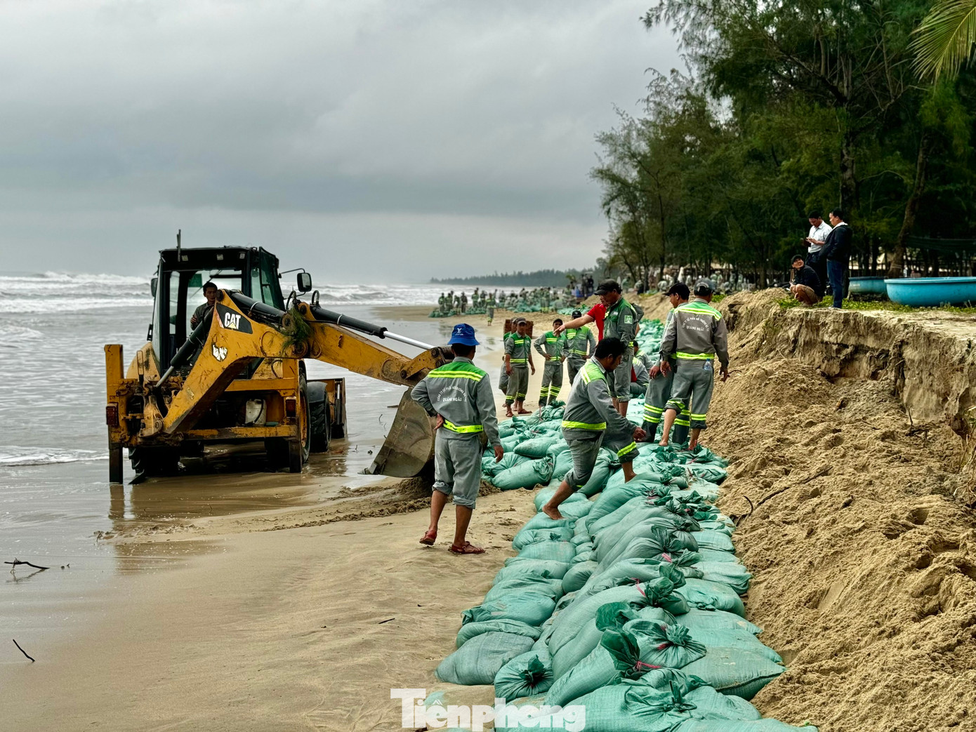 Tại những đoạn sạt lở nặng, nguy cơ đe doạ đến các công trình dân sinh đã được các cán bộ, chiến sĩ sử dụng bao cát gia cố vững chắc. Ảnh: Nguyễn Ngọc.