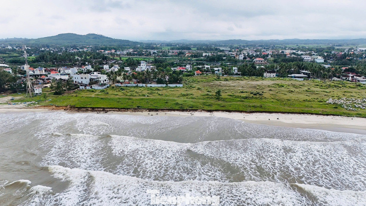 “Để ứng phó tạm thời với triều cường, sáng nay UBND TP. Quảng Ngãi đã huy động hơn 350 người là cán bộ, chiến sĩ, đoàn viên thanh niên... cùng người dân tiến hành dồn bao cát, tạo đê chắn sóng dọc bờ biển. Về lâu dài sẽ bàn với các đơn vị tính toán phương án chống sạt lở”, ông Danh nói. Ảnh: Nguyễn Ngọc.