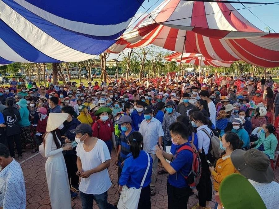 Người dân đến nhận hỗ trợ trên toàn tỉnh đều về huyện Mộ Đức, đoàn ca sĩ Thủy Tiên không trao riêng lẻ từng điểm. Người dân đến nhận hỗ trợ trên toàn tỉnh đều về huyện Mộ Đức, đoàn ca sĩ Thủy Tiên không trao riêng lẻ từng điểm.