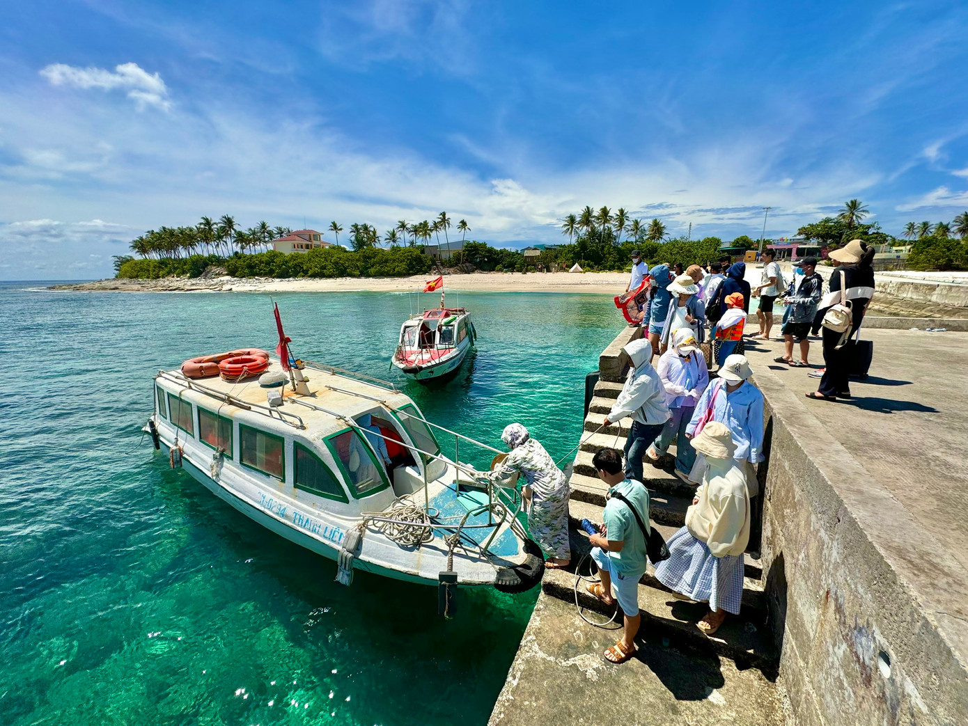 Du khách đến tham quan, du lịch ở đảo Bé (huyện Lý Sơn) ngày càng nhiều.