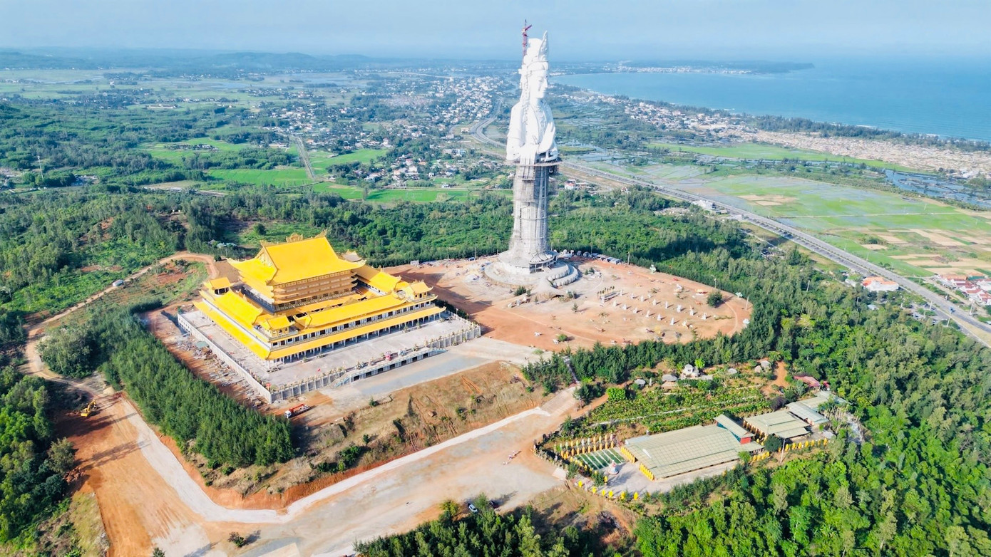 Chùa Minh Đức nằm trong Khu Văn hóa Thiên Mã, được xây dựng trên tổng diện tích gần 90 ha ở xã Tịnh Long và xã Tịnh Khê (TP. Quảng Ngãi).